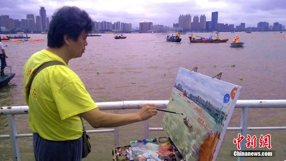آلاف من هواة السباحة الصينيين والأجانب يشاركون في مسابقة عبر نهر اليانغتسى 