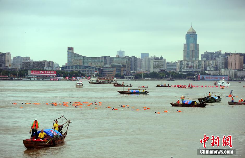 آلاف من هواة السباحة الصينيين والأجانب يشاركون في مسابقة عبر نهر اليانغتسى 