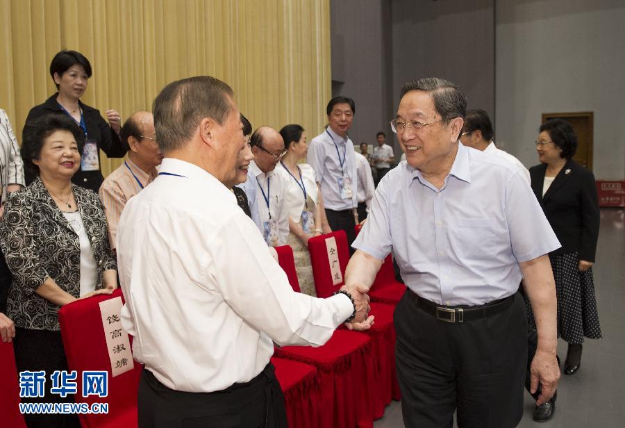 كبير المستشارين السياسيين الصينيين يجتمع مع سياسي تايواني