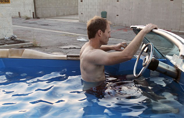 أمريكيان يحولان سيارة إلى أسرع حوض استحمام ساخن في العالم