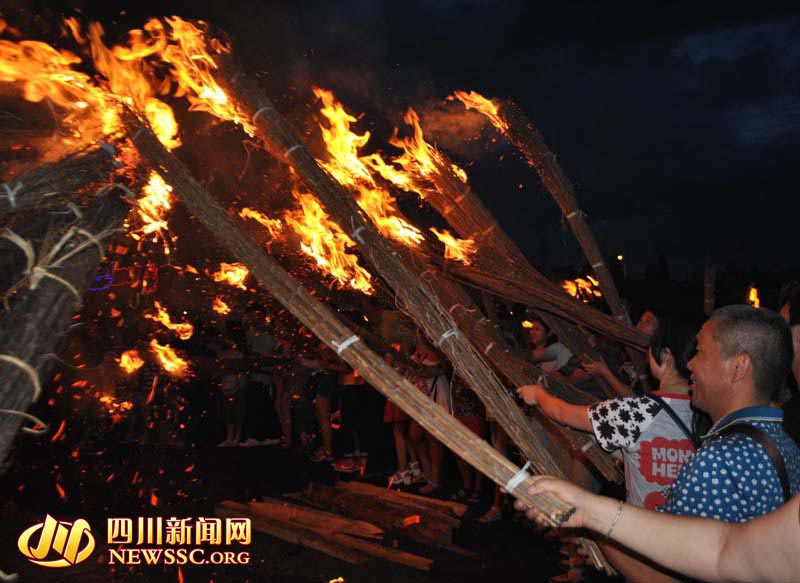 عرض نبذ الكرة النارية في  مهرجان الشعلة لقومية يي الصينية 