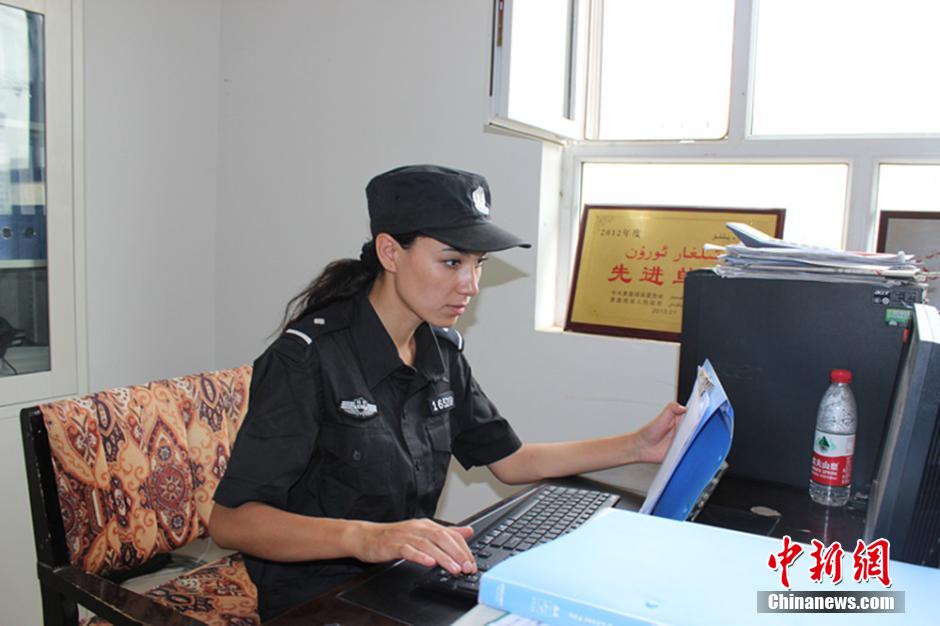 يوم من أيام شرطية حسناء في مدينة كاشغر بشينجيانغ