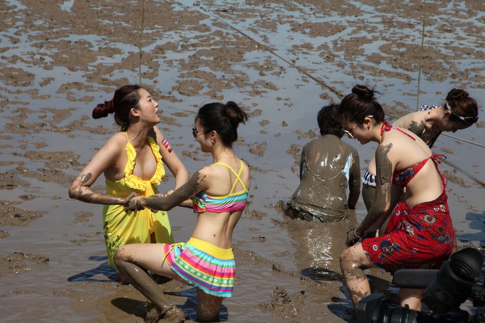 صور مثيرة...حسناوات يتدحرجن فى مهرجان الطين بتشيجيانغ بالبيكيني    