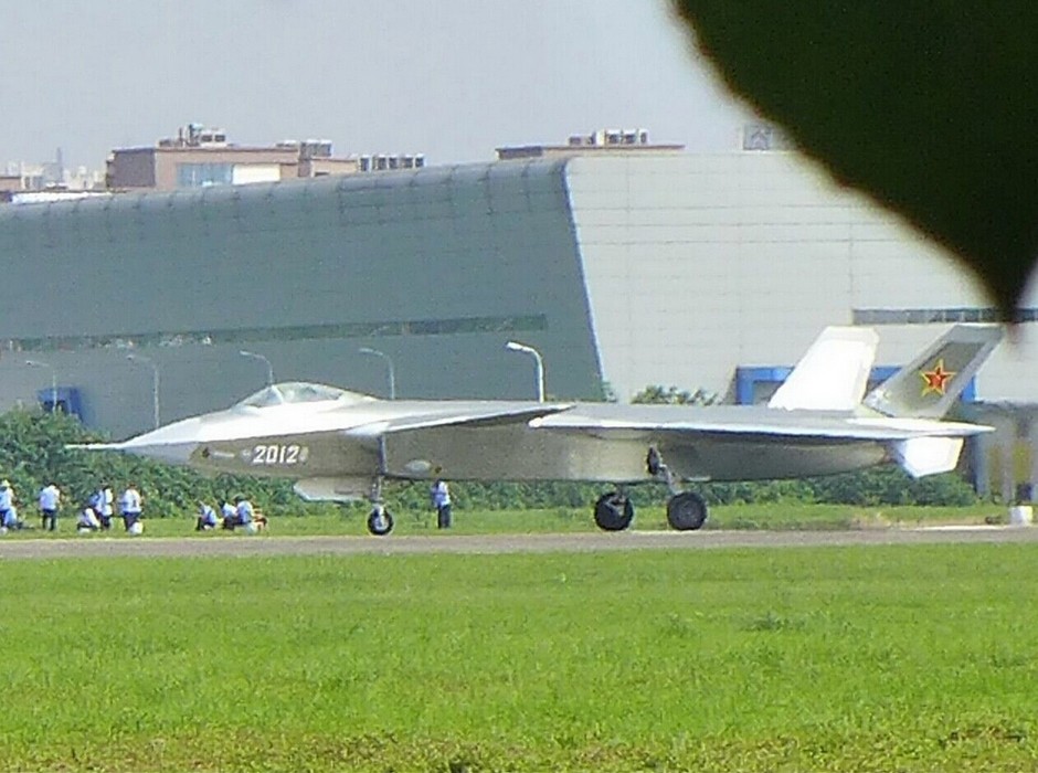 أحدث طائرة شبح مقاتلة في الصين تنجح في  رحلتها التجريبية الأولى