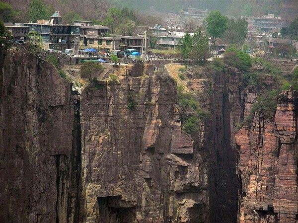 أخطر قرية في العالم، تقع على حافة جرف بارتفاع 1700 متر