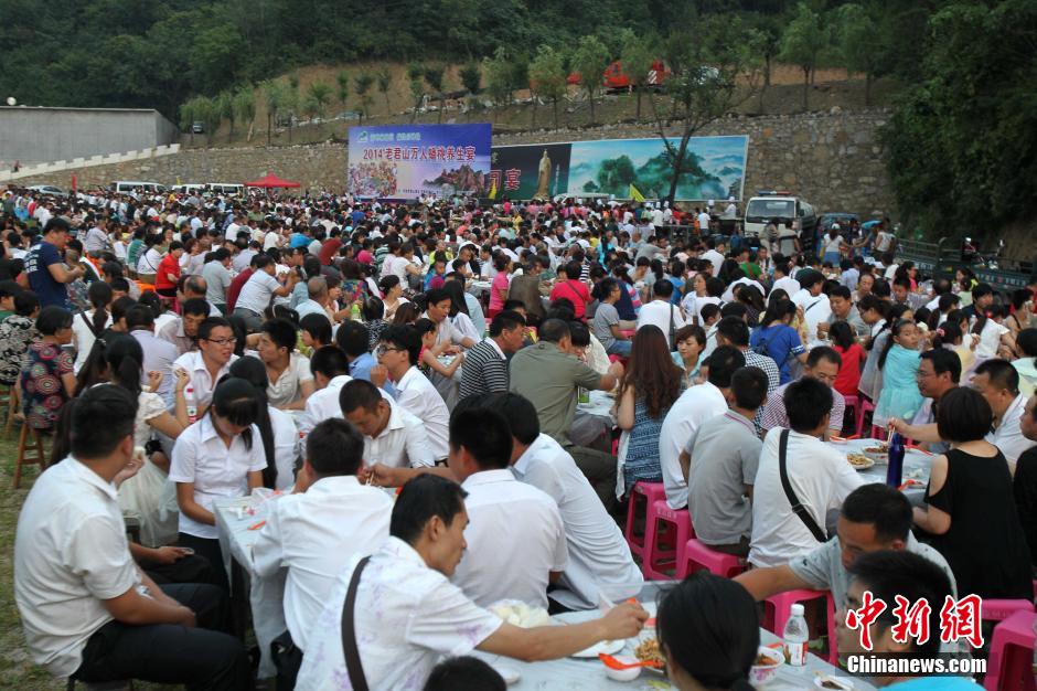 2000 شخص يتناولون طبخة كبيرة في مدينة لويانغ الصينية  
