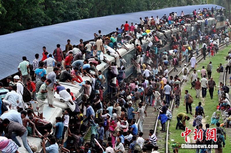مسلمو بنغلاديش يتدفقون للعودة إلى بيوتهم لقضاء عيد الفطر  