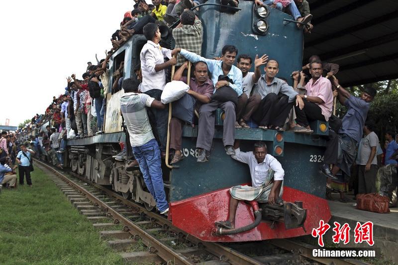 مسلمو بنغلاديش يتدفقون للعودة إلى بيوتهم لقضاء عيد الفطر  