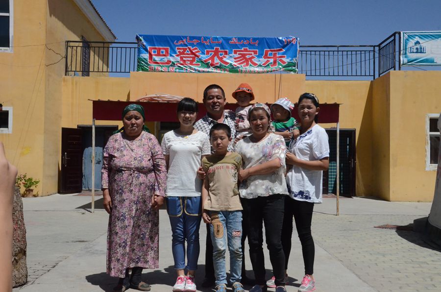 أسرة قازاقية تستفيد من مشاريع تنمية السياحة الزراعية في شينجيانغ