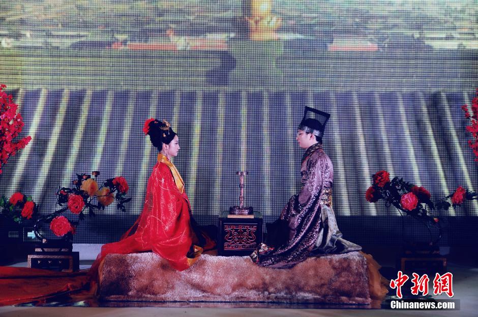 الشباب الصينيون يقيمون حفل الزفاف وفقا لطريقة "أسرة هان"