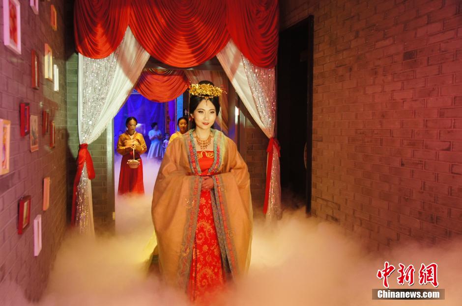 الشباب الصينيون يقيمون حفل الزفاف وفقا لطريقة "أسرة هان"