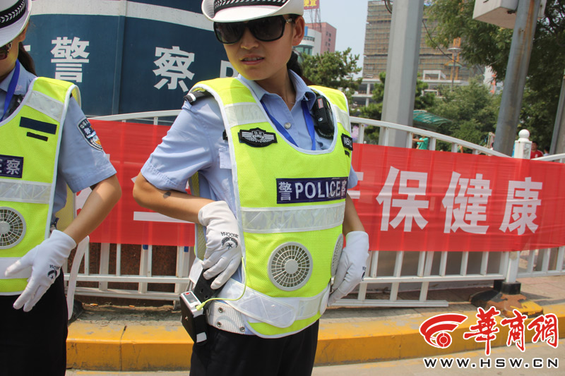 شرطي المرور يرتدي سترات عاكسة مزودة بمروحات لتبريد درجة الحرارة 