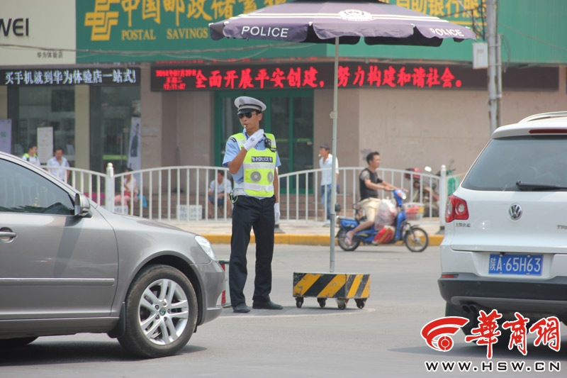 شرطي المرور يرتدي سترات عاكسة مزودة بمروحات لتبريد درجة الحرارة 