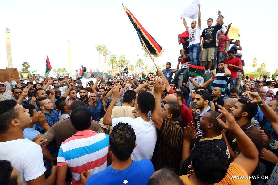 مئات الليبيين يتظاهرون لوقف الأعمال المسلحة في طرابلس وبنغازي