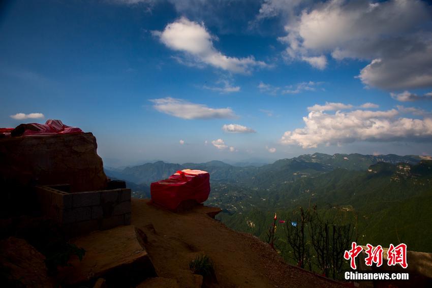 العثور على "تابوت حجري"سحري على قمة جبل بالصين    