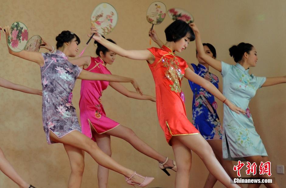 أجمل فتيات تشنغدو يعرضن شبابهن بملابس ذات خصائص صينية    