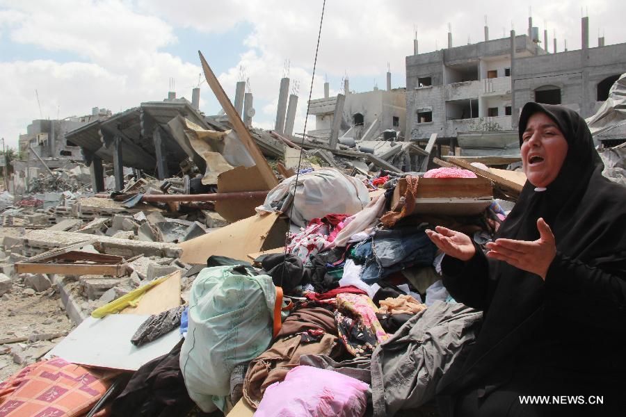 مسعفون ينتشلون جثث 32 فلسطينيا قتلوا في الهجمات الإسرائيلية على قطاع غزة