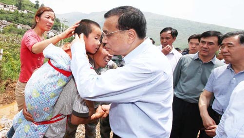رئيس مجلس الدولة الصيني يدعو إلى إعطاء الأولوية القصوى لأعمال الإغاثة من الزلزال