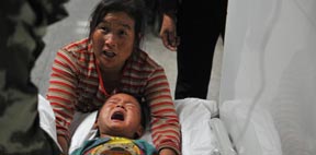 زلزال جنوب غرب الصين.. معالجة المرضى والجرحى