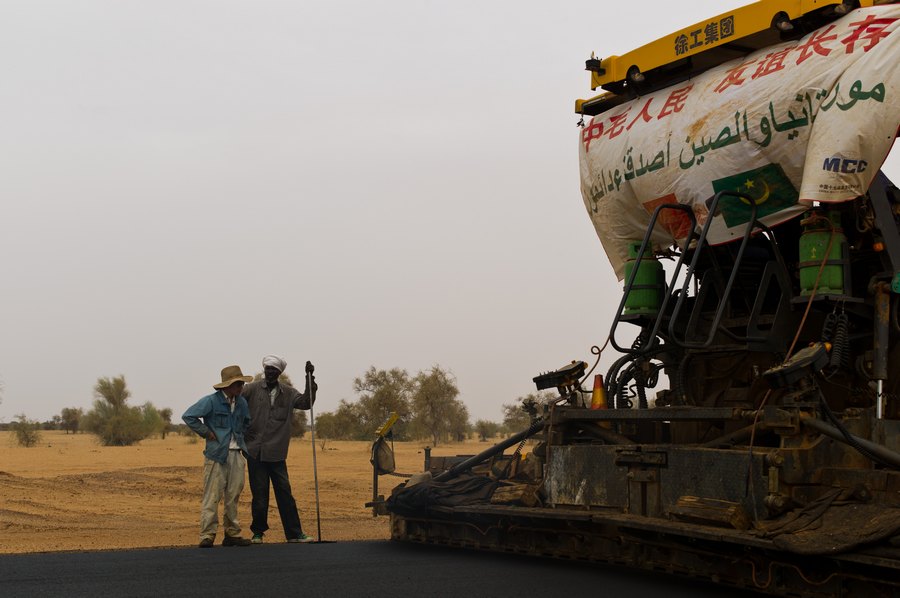 طريق بعون صيني يمتد في الصحراء الموريتانية