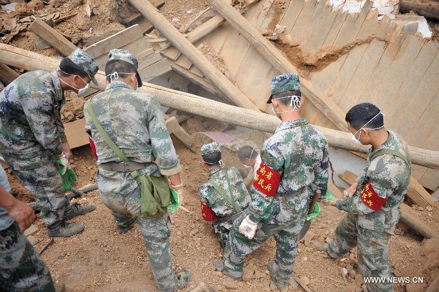 الجيش الصيني ينقذ 460 بعد الزلزال المدمر