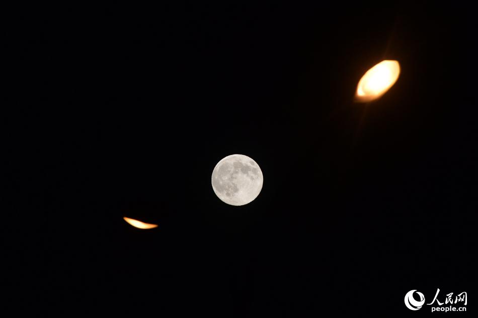 صور رائعة...إكتمل القمر بدراً فى سماء بكين