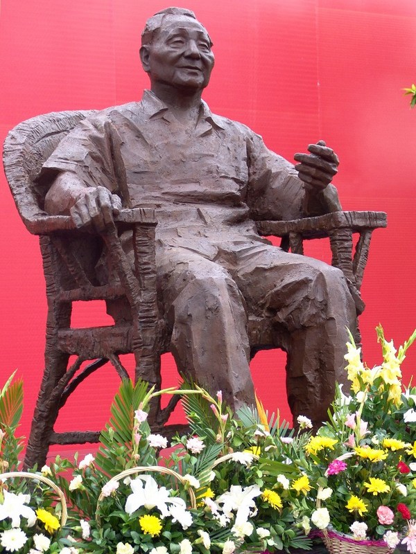 زيارة مسكن الزعيم الصينى الراحل دنغ شياو بينغ الذي صار متحفاً