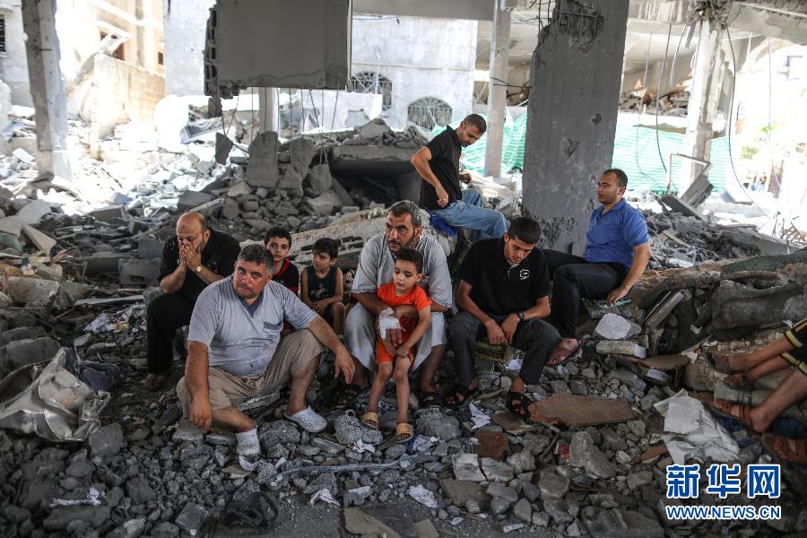 سكان غزة يؤدون صلواتهم في أنقاض المسجد