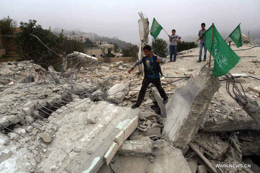 الجيش الإسرائيلي يهدم منزلين لناشطين من حماس جنوب الضفة الغربية