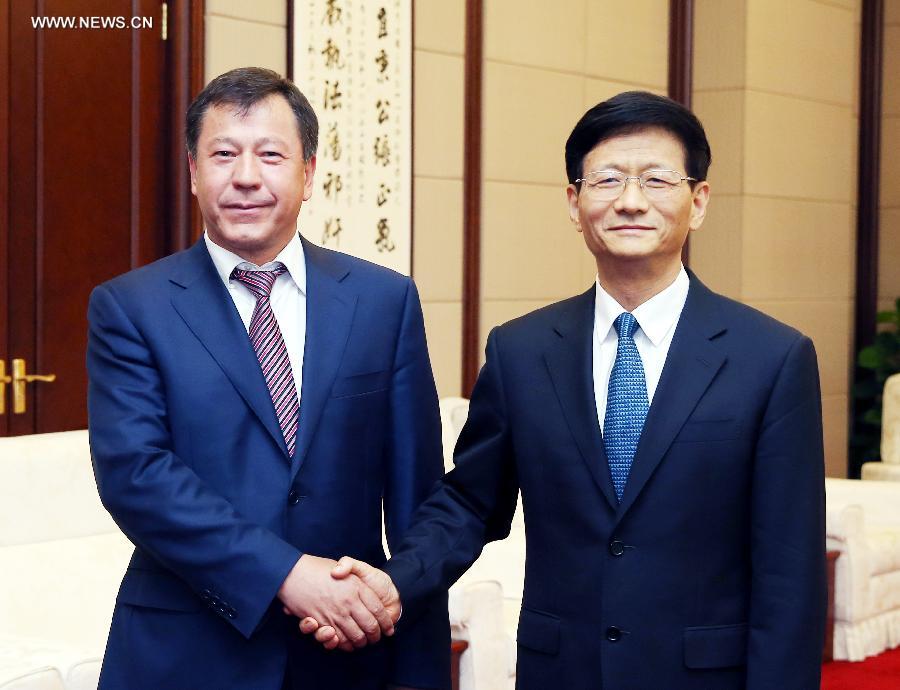 الصين وطاجيكستان تتعهدان بتعزيز التعاون في إنفاذ القانون والأمن
