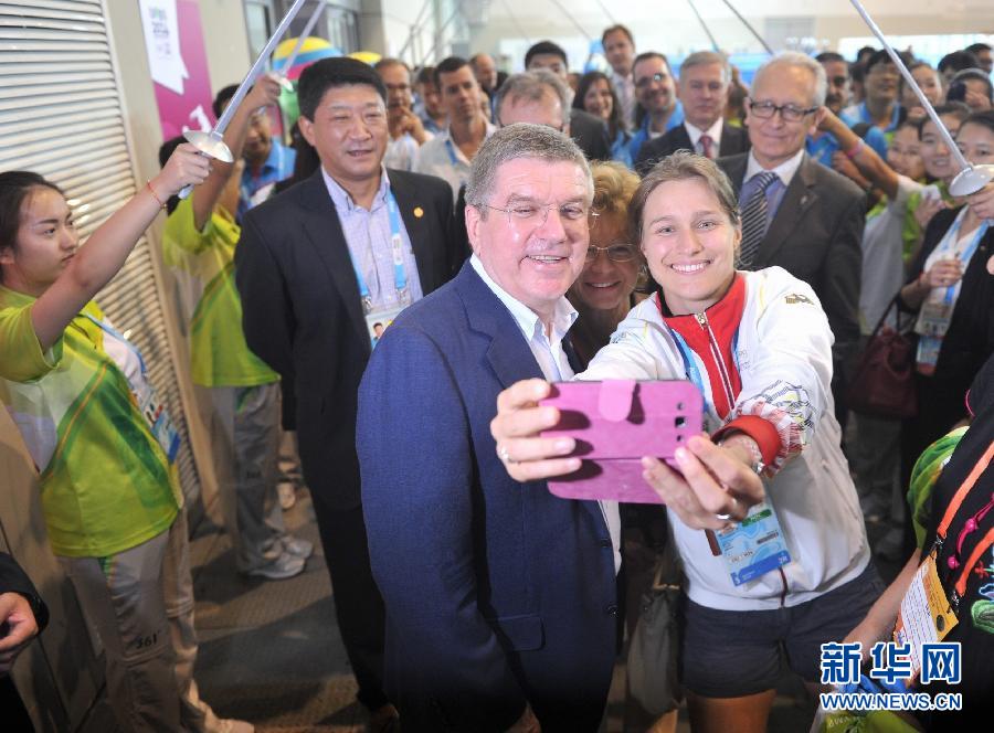 رئيس اللجنة الأولمبية الدولية يجرب مارزة سيف الشيش مع الشباب