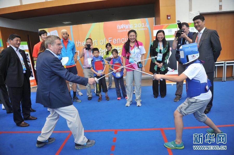 رئيس اللجنة الأولمبية الدولية يجرب مارزة سيف الشيش مع الشباب