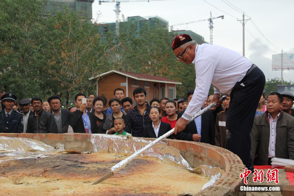 أكبر خبز النان في العالم يشوي ولاية ييلي بمقاطعة شينجيانغ