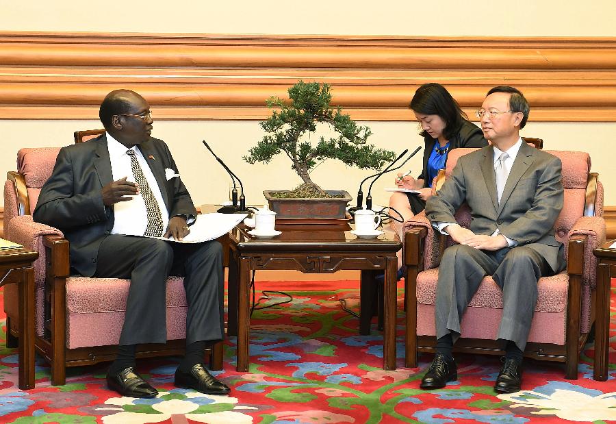 عضو مجلس الدولة الصيني يجتمع مع وزير خارجية جنوب السودان