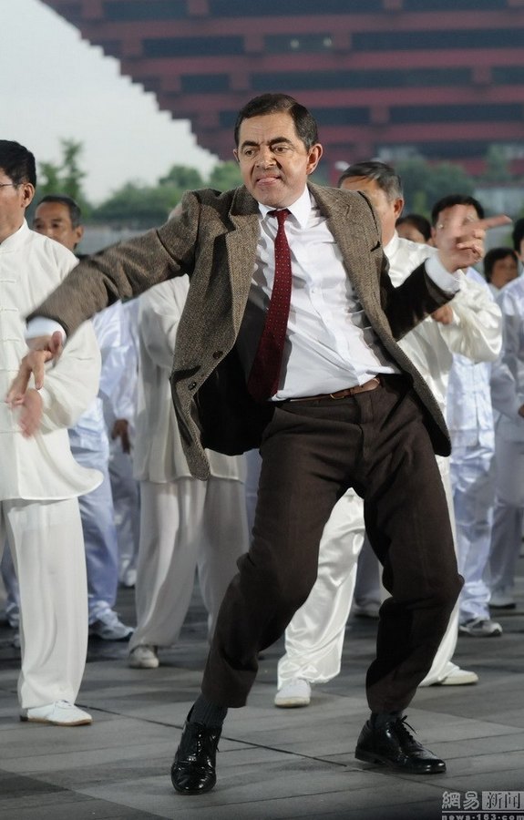 "مستر بين" يزور الصين ويشارك في رقصة الساحة 