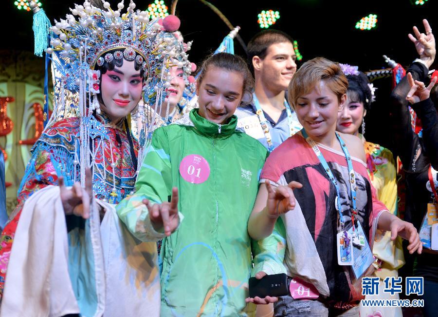 لاعبو أولمبياد نانجينغ للشباب يستمتعوا بالأوبرا الصينية التقليدية