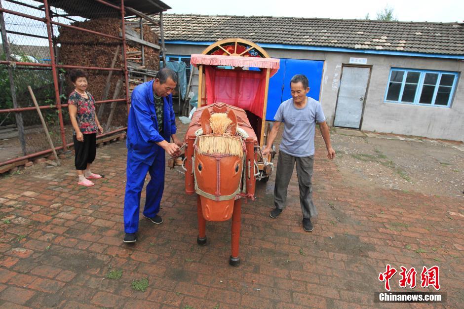 قوي... فلاح صيني مسن يخترع حصانا خشبيا كهربائيا