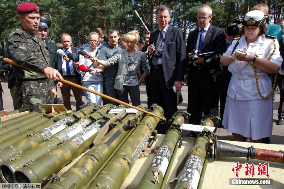 اوكرانيا تعرض الأسلحة المحجوزة من الميليشيات أمام الملحقين العسكريين الأجانب لدى اوكرانيا