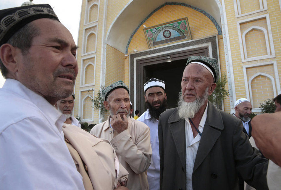 يجتمع الناس أمام باب مسجد آيتيجار بكاشي.