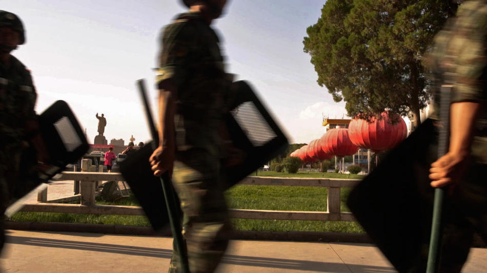 جنود يقومون بدورية في مدينة كاشي.
