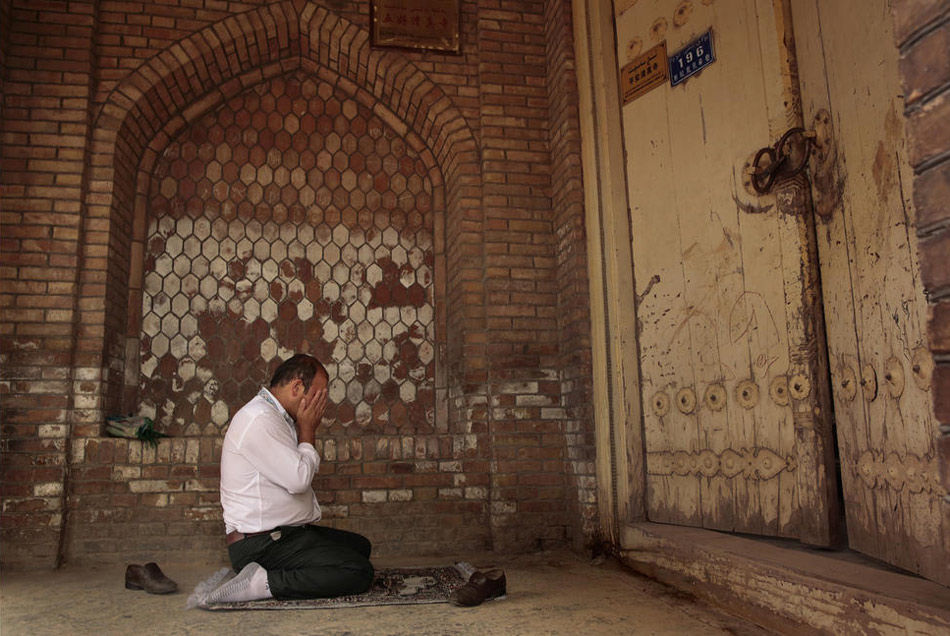 رجل يصلي في المنطقة القديمة بكاشي، التي تعد جاذبة للسياح.
