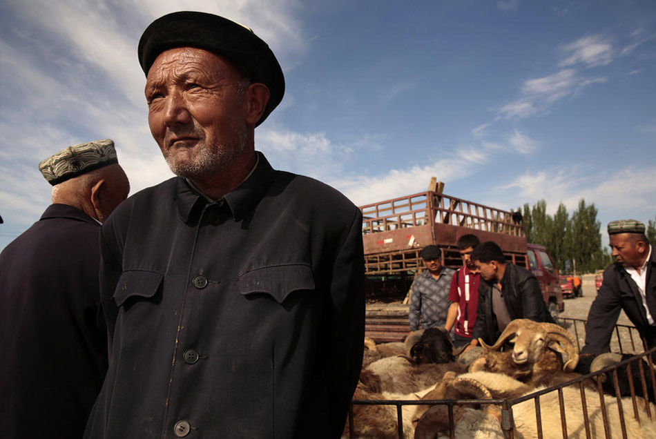 يتجمع الناس من قومية الويغور في سوق الحيوانات في يوم الأحد.