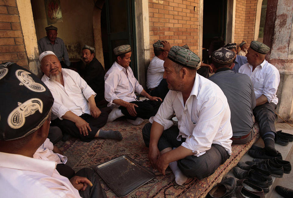 يستريح رجال من قومية الويغور في مقهى الشاي في كاشي.