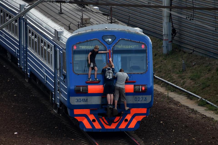 مغامرون روس يبتدعون رياضة "ركوب أمواج القطارات"