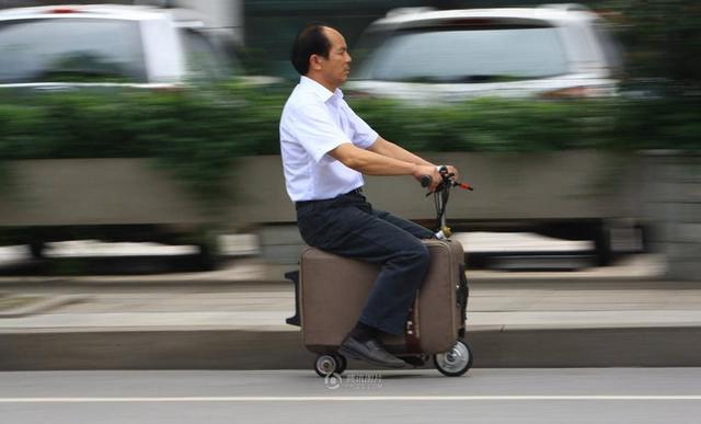 فلاح صيني يخترع "حقيبة السفر المأهولة"