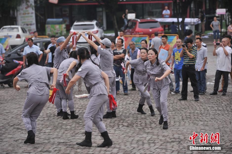تنظيم الأعمام والعمات فى تشونغتشينغ الصينية رقص لاحياء الذكرى الـ69 لاستسلام اليابان