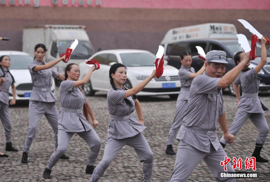 تنظيم الأعمام والعمات فى تشونغتشينغ الصينية رقص لاحياء الذكرى الـ69 لاستسلام اليابان