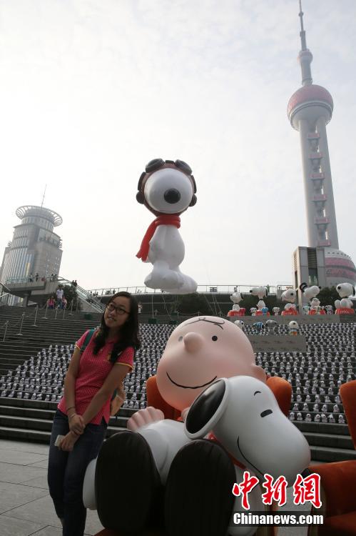 بالون سنوبي العملاق يظهر في شانغهاي