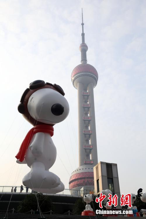 بالون سنوبي العملاق يظهر في شانغهاي