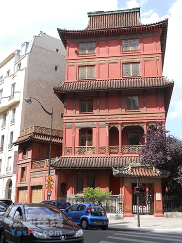 البرج الأحمر في فرنسا، من مكان لتجميع التحف إلى تحف